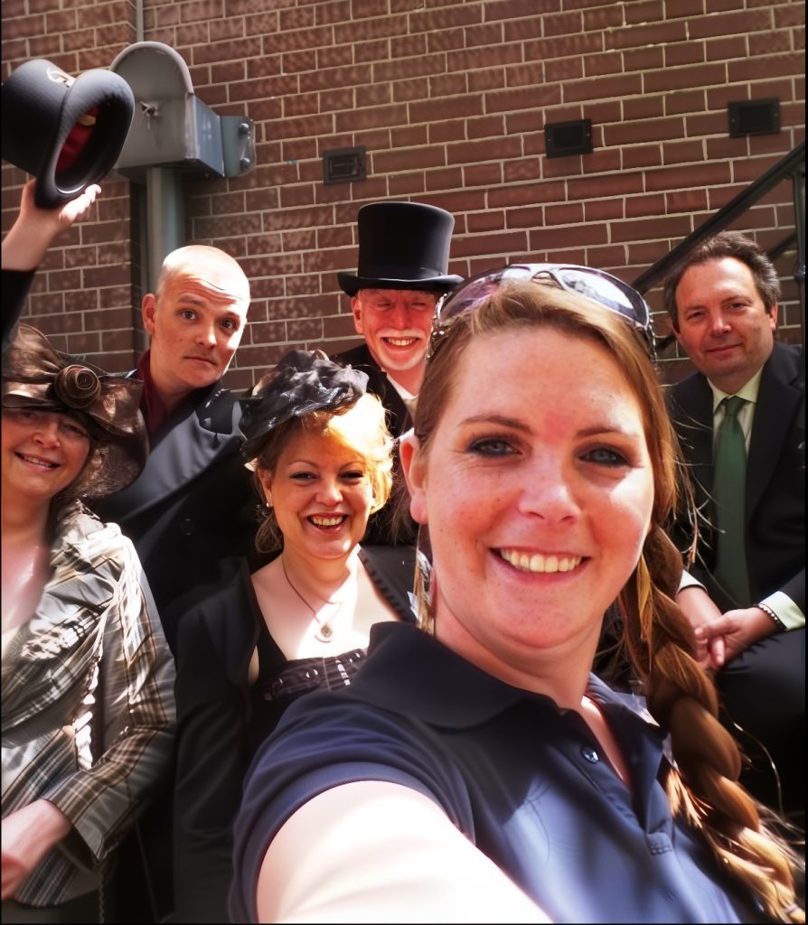 Carolina Kolkman als fotografe van de stedentrip Zutphen met achter haar v.l.n.r. Hannie Steunenberg, Wilfred Smedinga, Mary-Rose Kolkman, Tom Muller en Max Boerman