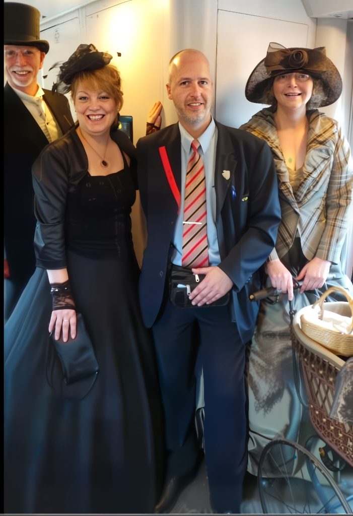 Terugweg met de trein EN gezellig onderonsje met de conducteur. v.l.n.r. Tom Müller, Mary-Rose Kolkman, NS conducteur, Hannie Steunenberg